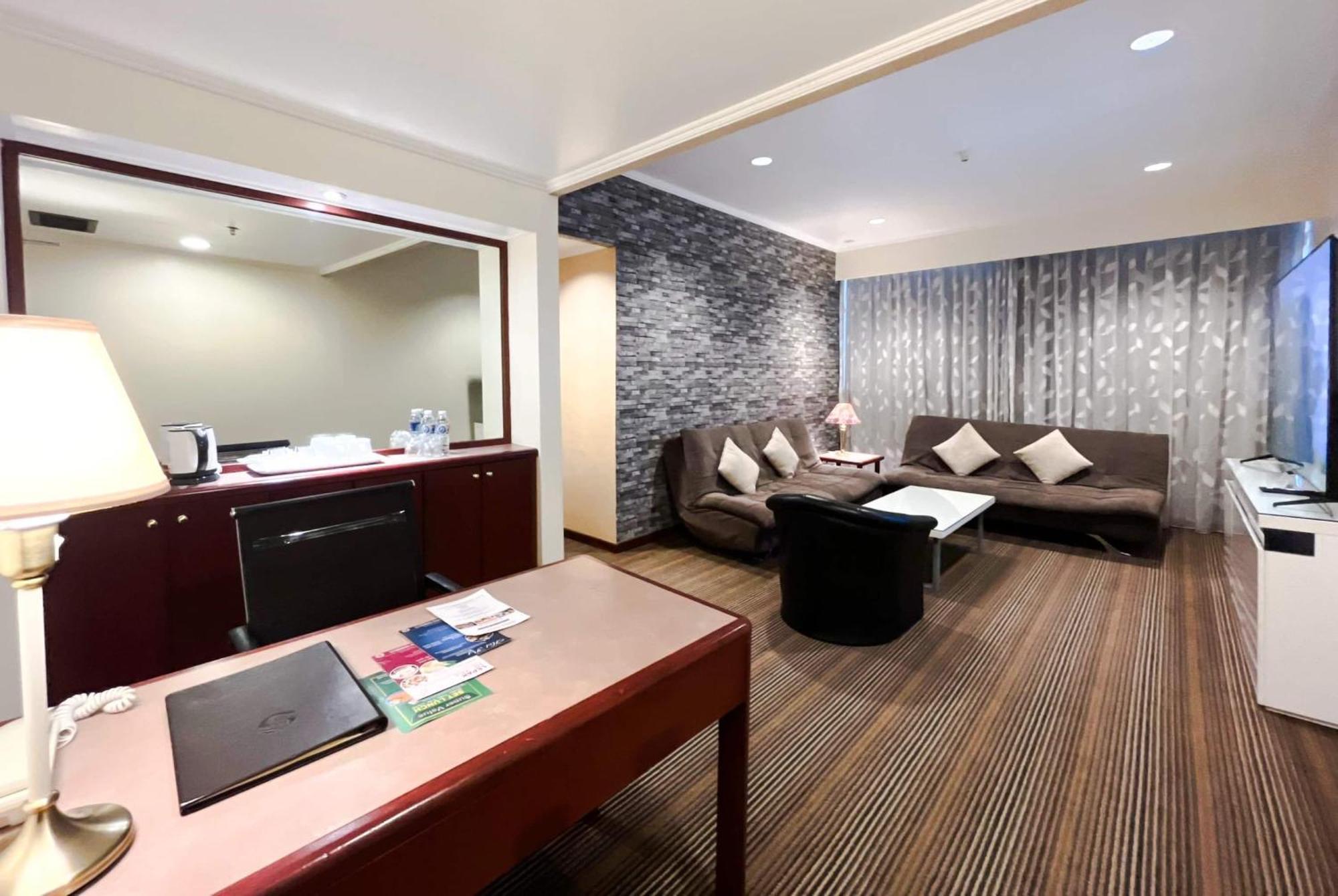 King Suite with One Sofa Bed and Steam Room - Non-Smoking